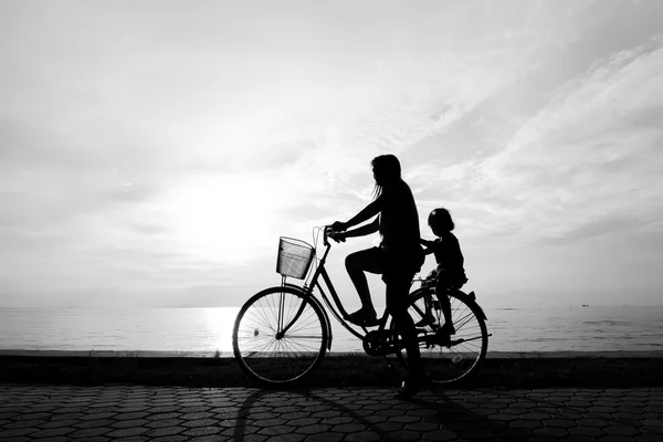 Biker familie silhouet — Stockfoto