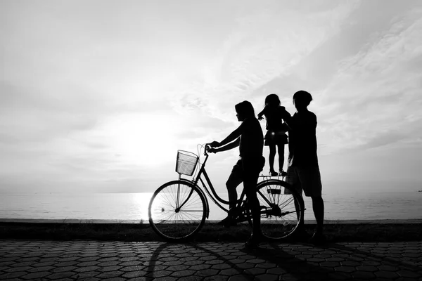 Silueta de la familia motociclista — Foto de Stock