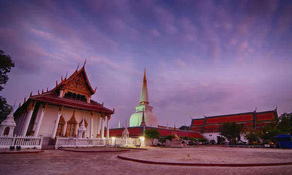 Thaise tempel in de avond — Stockfoto