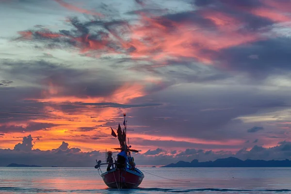 Barco pescador tailandés clásico — Foto de Stock