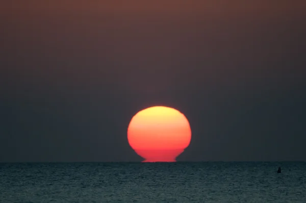 Röda solen medan Sunset — Stockfoto