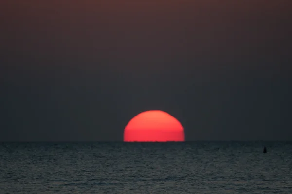 Röda solen medan Sunset — Stockfoto