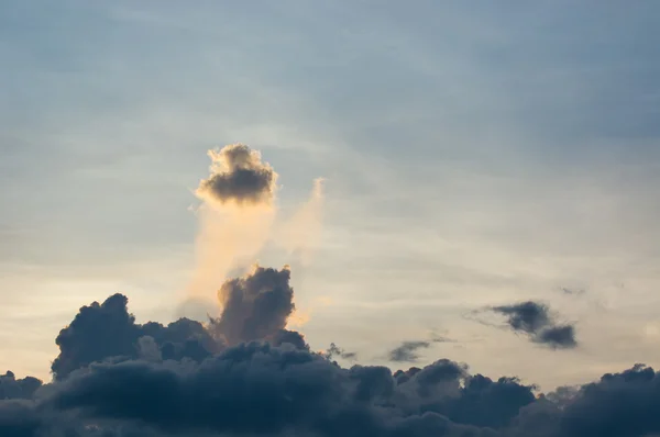 일몰 동안 어두운 구름 — 스톡 사진
