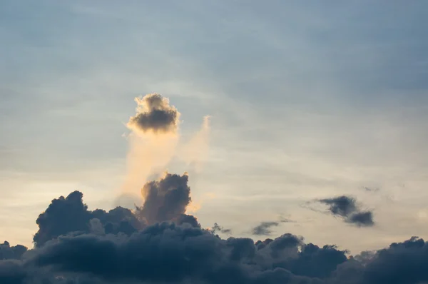 Nuvole scure durante il tramonto — Foto Stock