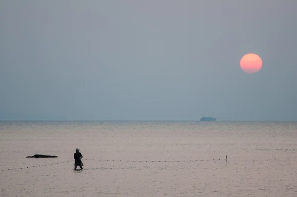 Pescatore con rete al tramonto — Foto Stock