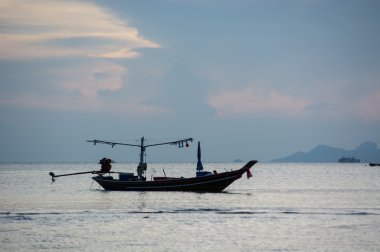 Balıkçı tekne batımında silüeti