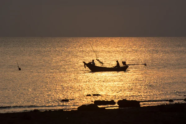 Barco de pesca con pescadores al atardecer — Foto de Stock