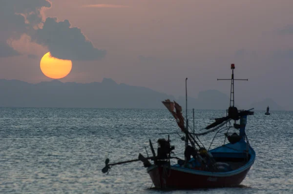 Bateau de pêche solitaire au coucher du soleil — Photo