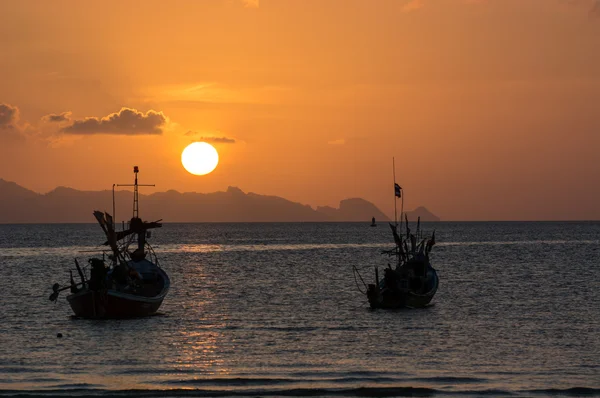 Vissersboten bij zonsondergang — Stockfoto