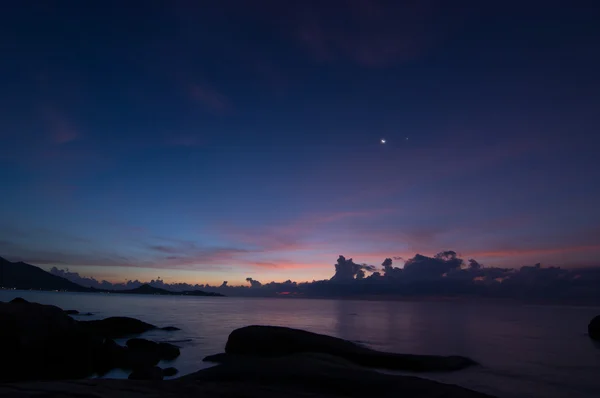 Pôr do sol na luz azul escura — Fotografia de Stock