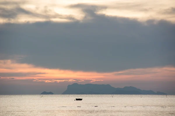 Silhouette della barca dei pescatori al tramonto — Foto Stock