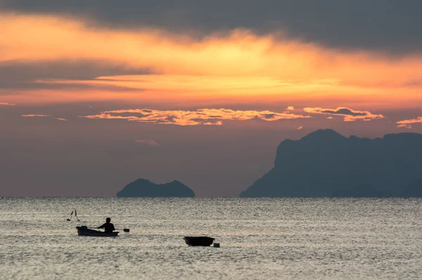 Silhouet van visser boot bij zonsondergang — Stockfoto