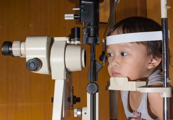 Oční vyšetření štěrbinovou lampu mikroskopem. — Stock fotografie