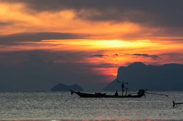 Barca da pesca al tramonto — Foto Stock