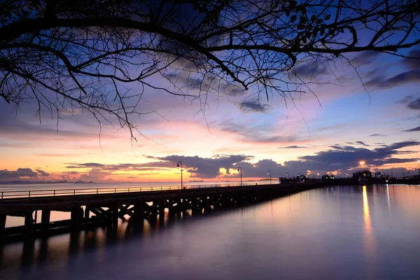 Морской пейзаж с длинным мостом — стоковое фото