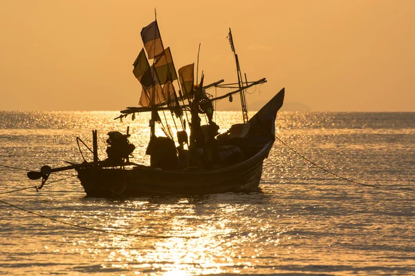 Barco ao pôr do sol — Fotografia de Stock