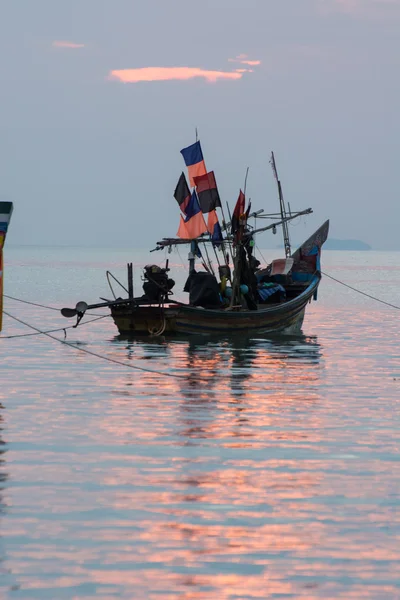 Bateau au coucher du soleil — Photo