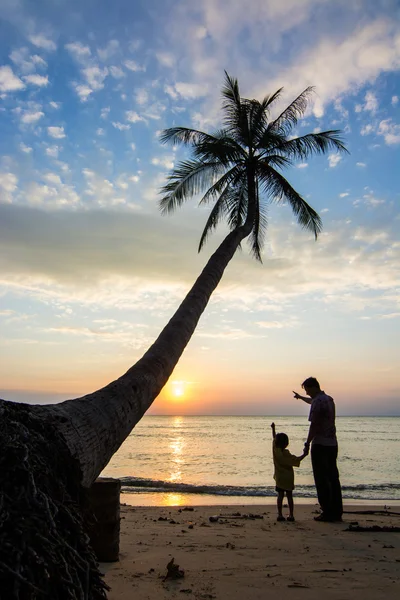 Padre con figlio sulla spiaggia — Foto Stock