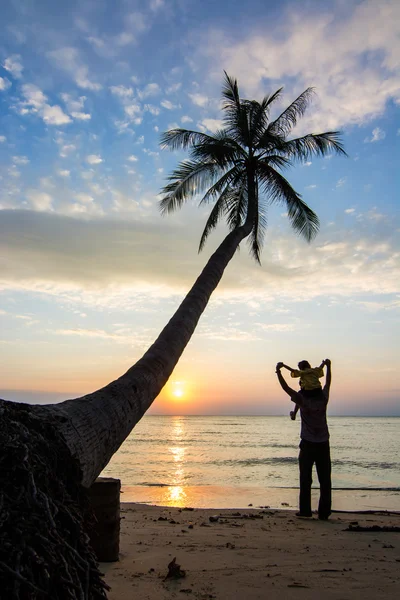 Vater mit Sohn am Strand — Stockfoto