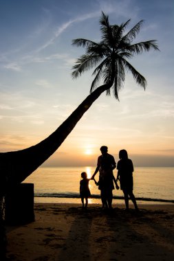 Gün batımında siluetleri hayat