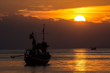 Gün batımında deniz manzarası