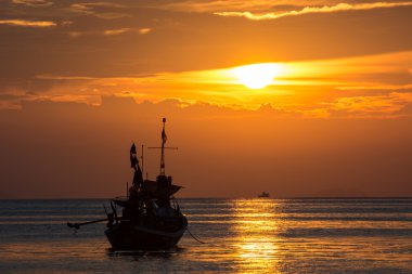 Gün batımında deniz manzarası.
