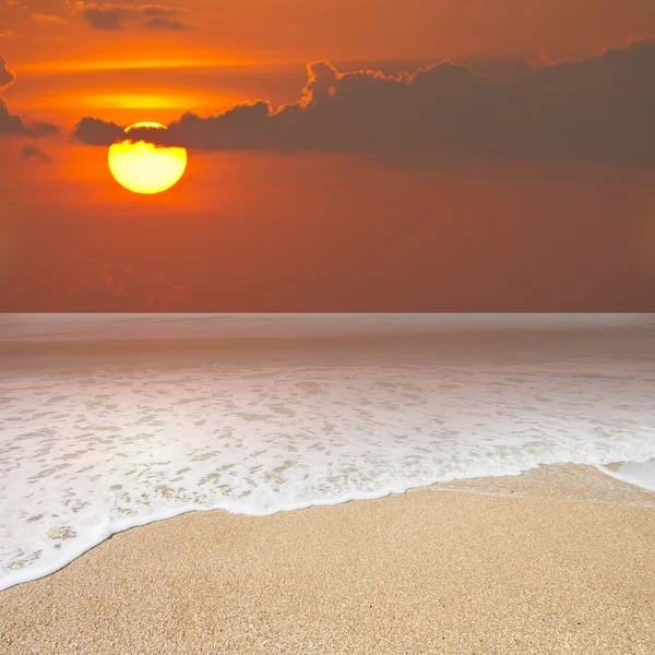 Σαφές παραλία στο ηλιοβασίλεμα — Φωτογραφία Αρχείου