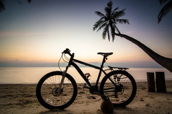 Bicicleta na praia — Fotografia de Stock