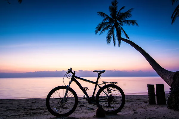 Bike on beach — Stockfoto