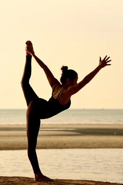 Mujer yoga profesional — Foto de Stock