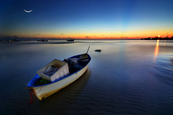 Pequeño barco solitario — Foto de Stock