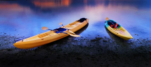 Kayaks en playa de mar —  Fotos de Stock