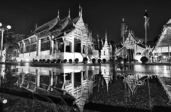 Thais Boeddhistische tempel in de nacht — Stockfoto