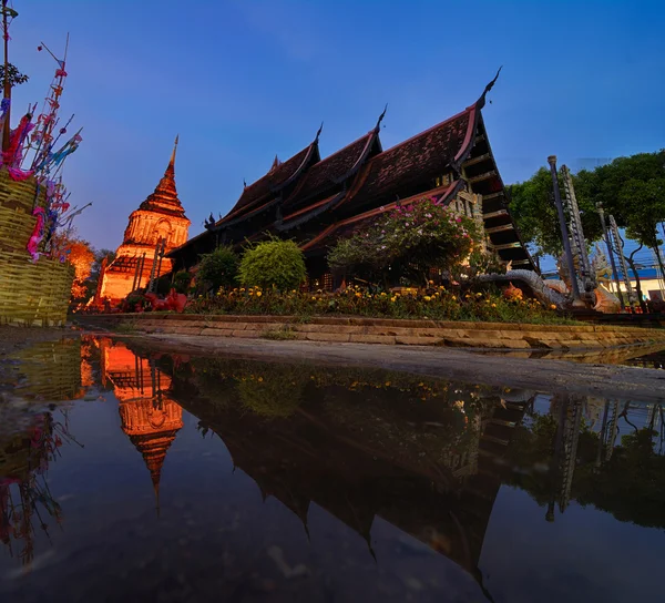 Thajský buddhistický chrám v noci — Stock fotografie