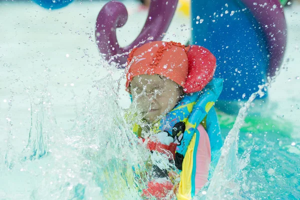 Asian little girl in pool — Stock Photo, Image