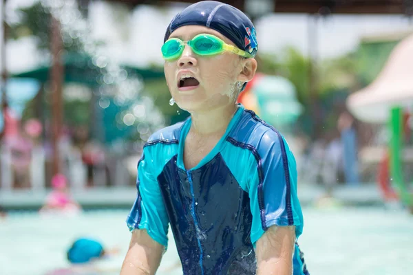 Asiático pequeño niño en piscina —  Fotos de Stock