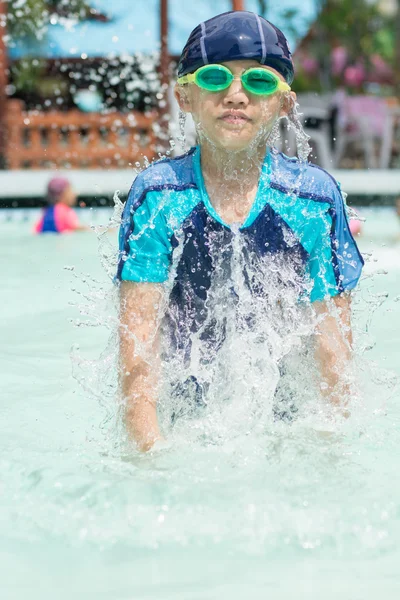 Asiático menino na piscina — Fotografia de Stock