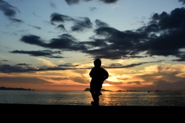 savaş sanatı yapmak çocuk silüeti