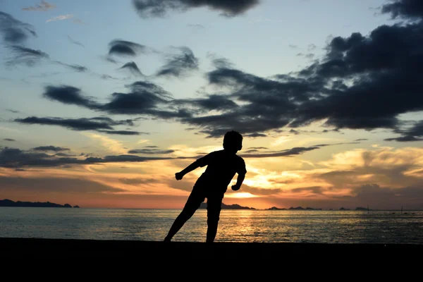 Silhouet van jongen doen martial art — Stockfoto