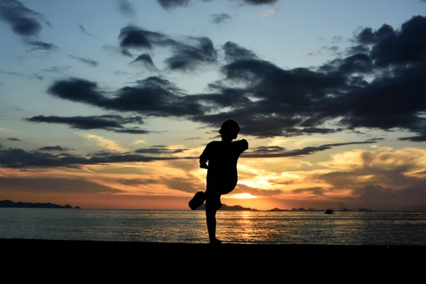 Silhouet van jongen doen martial art — Stockfoto