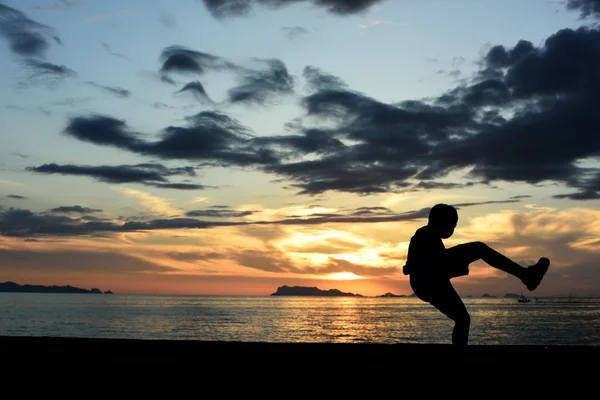 Silhouet van jongen doen martial art — Stockfoto