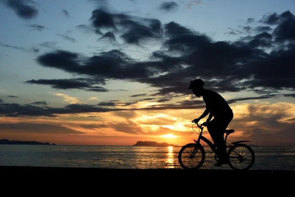 Silhueta de homem com bicicleta na praia — Fotografia de Stock