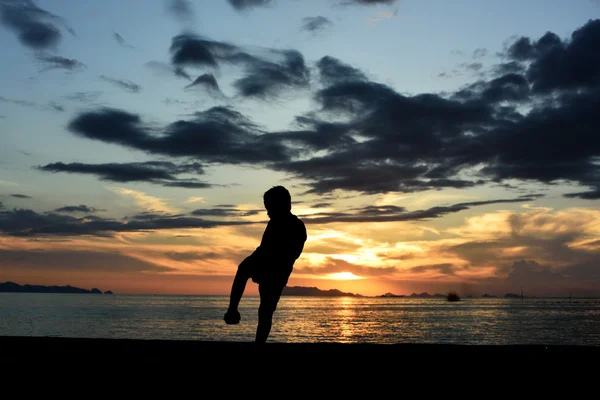 Silhueta de menino fazendo arte marcial — Fotografia de Stock