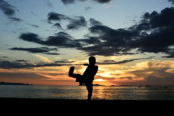 Sziluettjét fiú csinál harcművészet — Stock Fotó