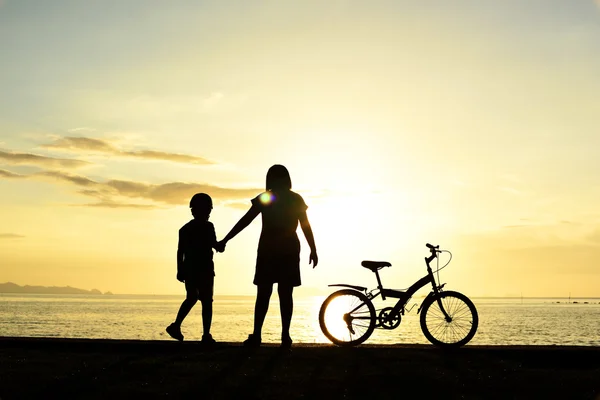 Madre y niño con bicicleta en la playa —  Fotos de Stock