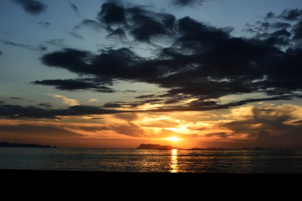 Meren rannalla auringonlaskun aikaan — kuvapankkivalokuva