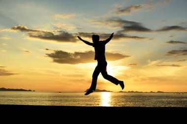 Adam kumsalda atlama siluet