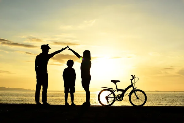 Familie mit Fahrrad am Strand. — Stockfoto