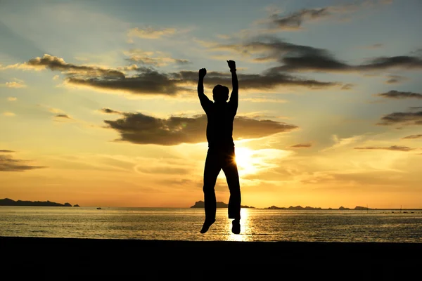 ビーチで男をジャンプのシルエット — ストック写真