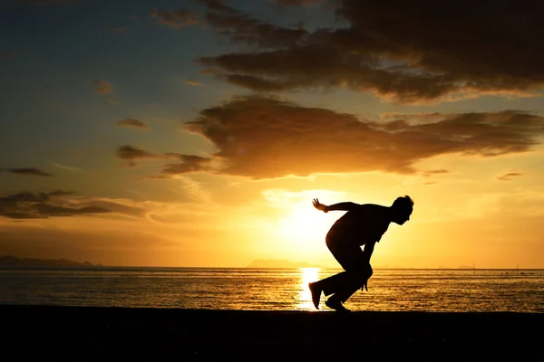 Silhueta de homem de salto na praia — Fotografia de Stock